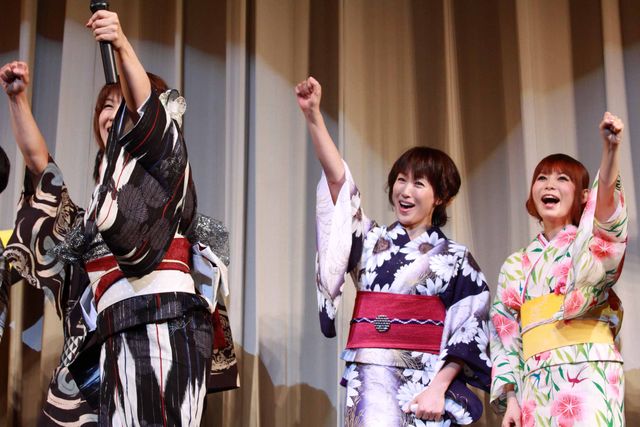 しょこたんの亡きパパ、娘の裸リボンのセクシージャケットに「あれはやりすぎ」と霊界からダメ出し!?　画像ギャラリー（6枚目）