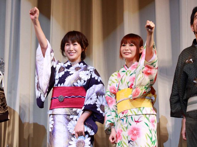 しょこたんの亡きパパ、娘の裸リボンのセクシージャケットに「あれはやりすぎ」と霊界からダメ出し!?　画像ギャラリー（7枚目）