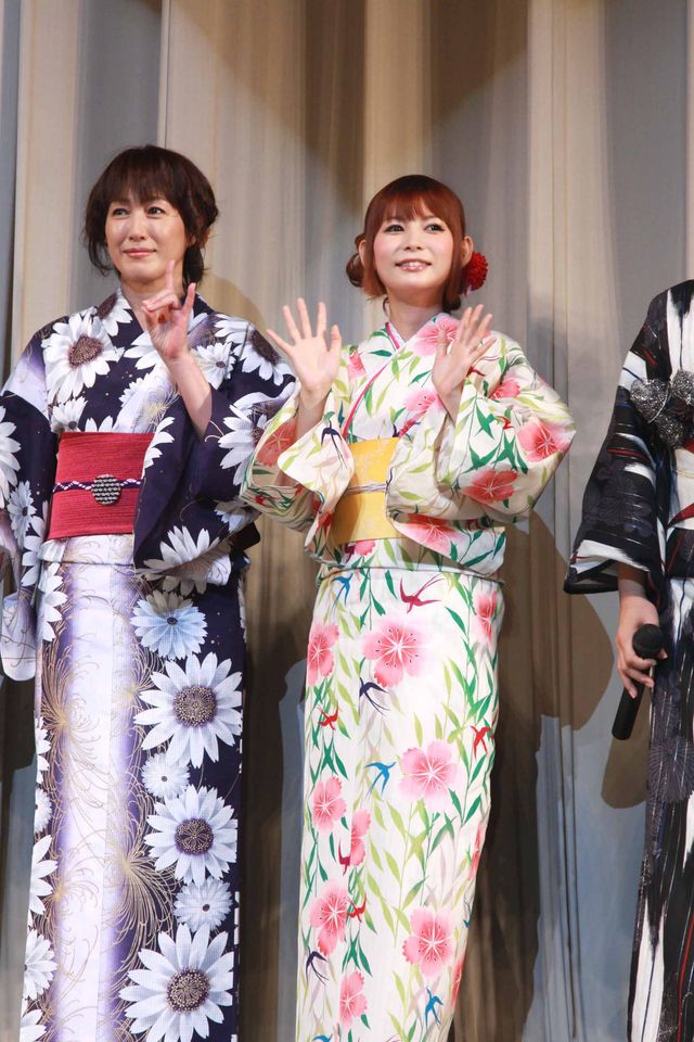 しょこたんの亡きパパ、娘の裸リボンのセクシージャケットに「あれはやりすぎ」と霊界からダメ出し!?　画像ギャラリー（9枚目）