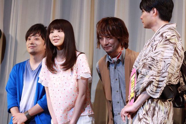 しょこたんの亡きパパ、娘の裸リボンのセクシージャケットに「あれはやりすぎ」と霊界からダメ出し!?　画像ギャラリー（13枚目）