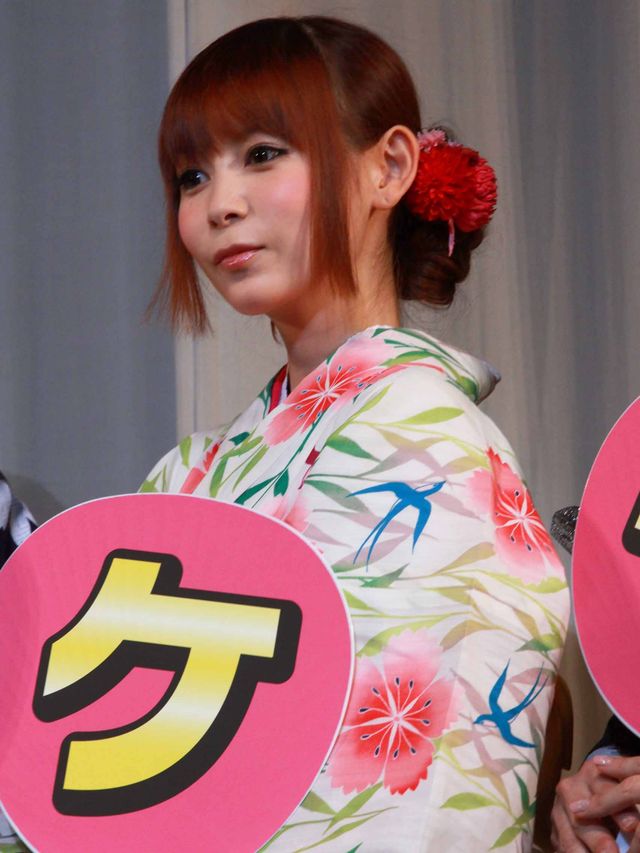 しょこたんの亡きパパ、娘の裸リボンのセクシージャケットに「あれはやりすぎ」と霊界からダメ出し!?　画像ギャラリー（18枚目）