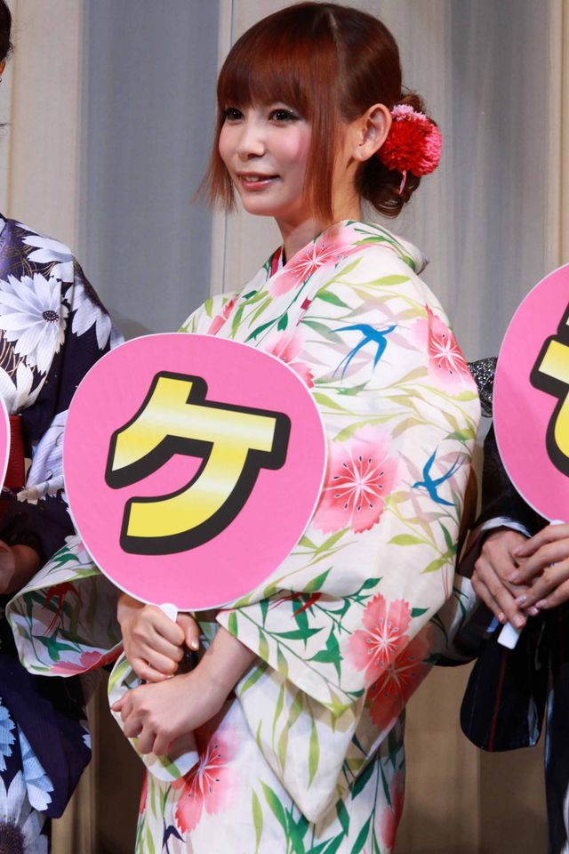 しょこたんの亡きパパ、娘の裸リボンのセクシージャケットに「あれはやりすぎ」と霊界からダメ出し!?　画像ギャラリー（20枚目）