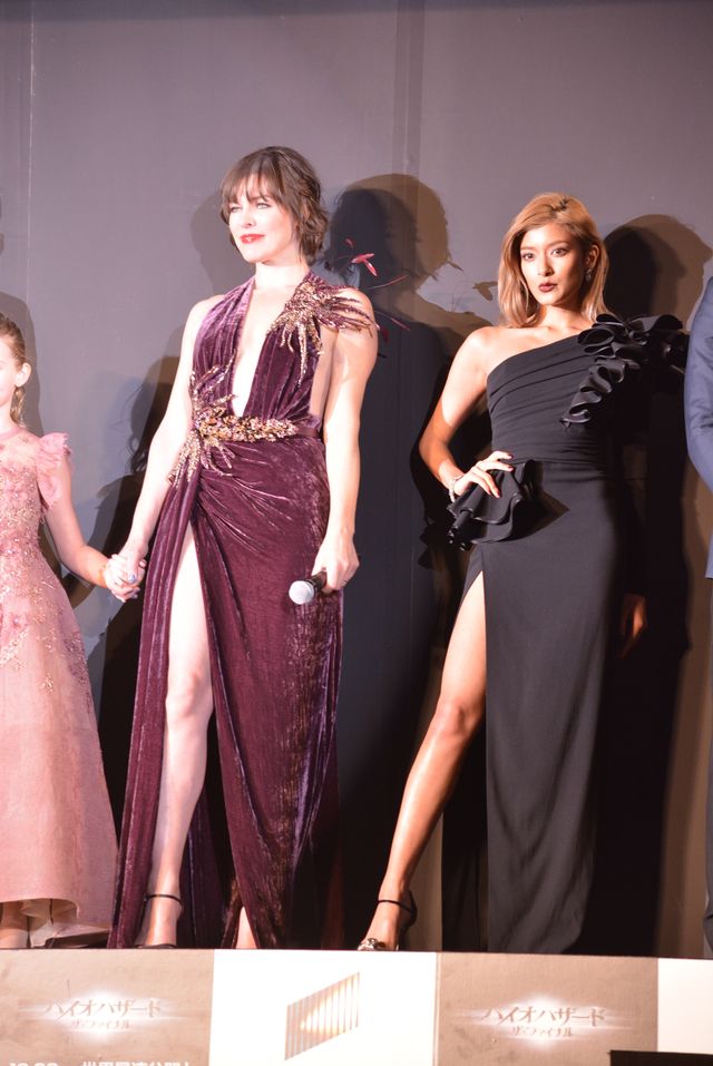 ローラ、足長っ！ミラ・ジョヴォヴィッチとセクシードレスで登場！フォトギャラリー：フォトギャラリー