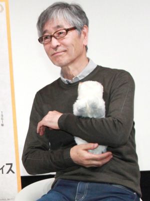 猫にメロメロの様子だった財津和夫-抱いているのは縫いぐるみ