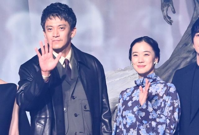 「ガス人間」で共演　小栗旬と蒼井優