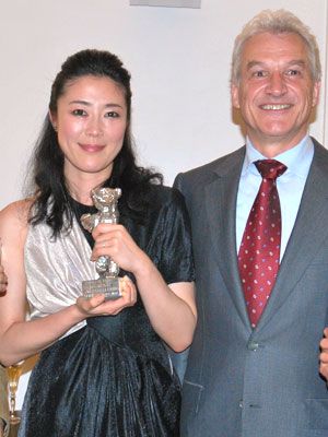 銀熊トロフィーを持つ女優・寺島しのぶと駐日ドイツ連邦共和国大使フォルカー・シュタンツェル大使