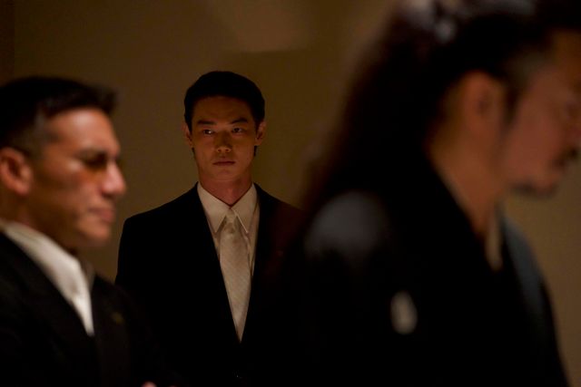 山下智久の人気No.1ホスト姿も！「TOKYO VICE」新場面写真10点（2枚目）