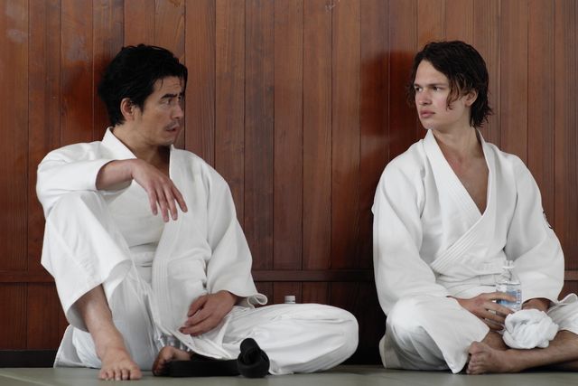 山下智久の人気No.1ホスト姿も！「TOKYO VICE」新場面写真10点（4枚目）