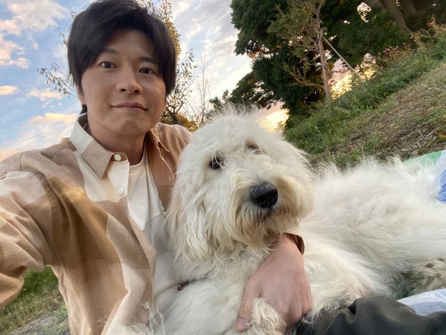 可愛すぎる田中圭＆俳優犬・ベック！映画『ハウ』“自撮り写真”（4枚目）