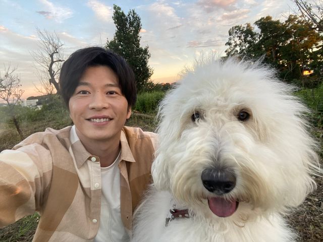 可愛すぎる田中圭＆俳優犬・ベック！映画『ハウ』“自撮り写真”（6枚目）