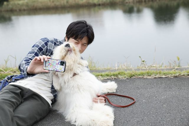 可愛すぎる田中圭＆俳優犬・ベック！映画『ハウ』“自撮り写真”（8枚目）