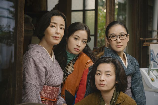 Netflixシリーズ「阿修羅のごとく」より長女・綱子（宮沢りえ）、四女・咲子（広瀬すず）、次女・巻子（尾野真千子）、三女・滝子（蒼井優）