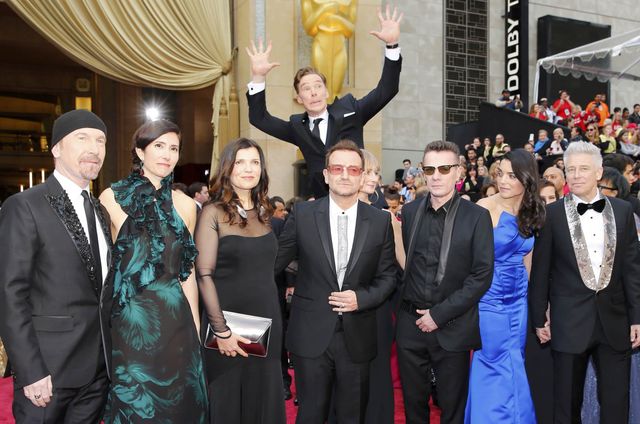 U2の後ろで必死にジャンプしているベネディクト・カンバーバッチ - 第86回アカデミー賞授賞式にて