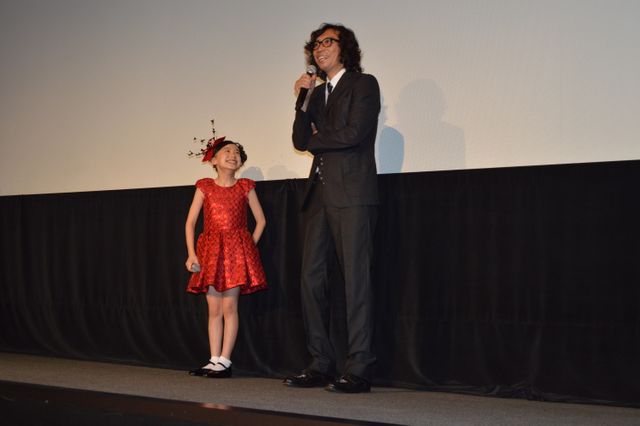 芦田愛菜のキュートな衣装！映画『円卓 こっこ、ひと夏のイマジン』初日舞台あいさつフォトギャラリー（9枚目）