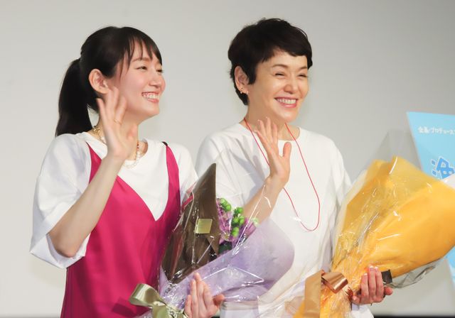 仲良し過ぎる！大竹しのぶと吉岡里帆『漁港の肉子ちゃん』トークイベント（3枚目）