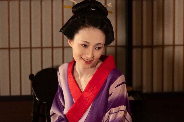 望海風斗演じる座敷持花魁・菊園