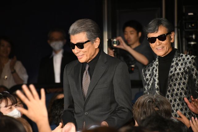 「あぶ刑事」タカ＆ユージ、客席入口からクールに登場！『帰ってきた　あぶない刑事』大ヒット御礼舞台あいさつ：フォトギャラリー