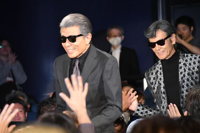 「あぶ刑事」タカ＆ユージ、客席入口からクールに登場！『帰ってきた　あぶない刑事』大ヒット御礼舞台あいさつ（2枚目）