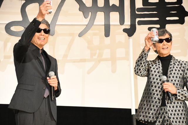 「あぶ刑事」タカ＆ユージ、客席入口からクールに登場！『帰ってきた　あぶない刑事』大ヒット御礼舞台あいさつ（10枚目）