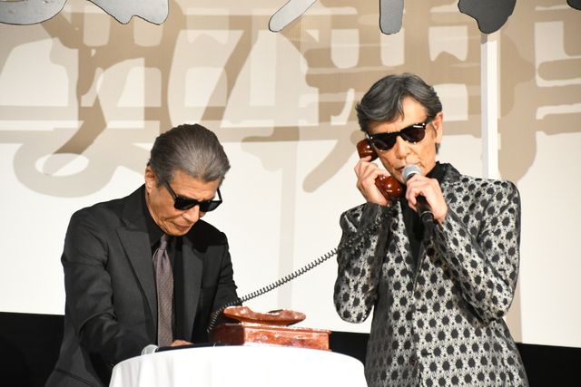 「あぶ刑事」タカ＆ユージ、客席入口からクールに登場！『帰ってきた　あぶない刑事』大ヒット御礼舞台あいさつ（19枚目）