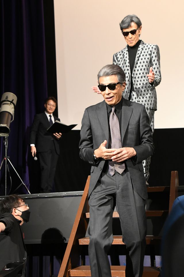 「あぶ刑事」タカ＆ユージ、客席入口からクールに登場！『帰ってきた　あぶない刑事』大ヒット御礼舞台あいさつ（20枚目）