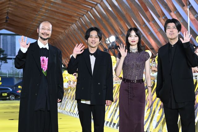 二宮和也、約650人に囲まれファンサービス！小松菜奈らと『8番出口』国内初イベント：フォトギャラリー