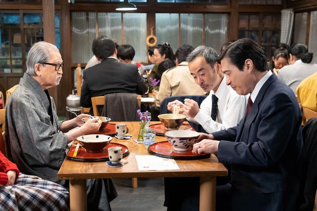 ジョン・カビラ、家族と朝ドラ「ちむどんどん」カメオ出演（2枚目）