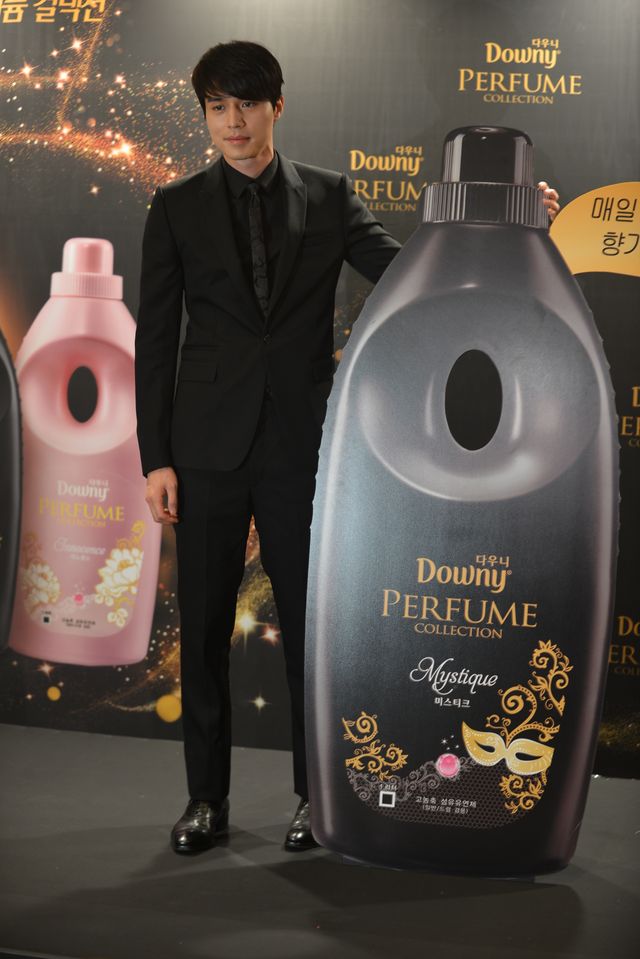 イ・ドンウク、柔軟剤の広告モデルに！黒一色のスーツ姿で登場＜韓国JPICTURES＞（5枚目）