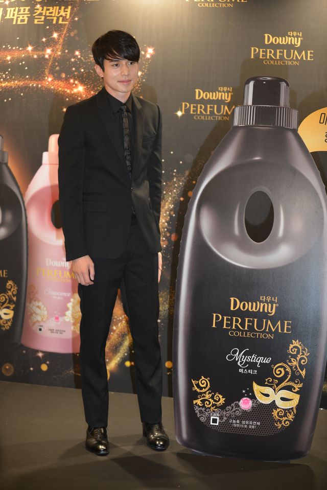 イ・ドンウク、柔軟剤の広告モデルに！黒一色のスーツ姿で登場＜韓国JPICTURES＞（6枚目）