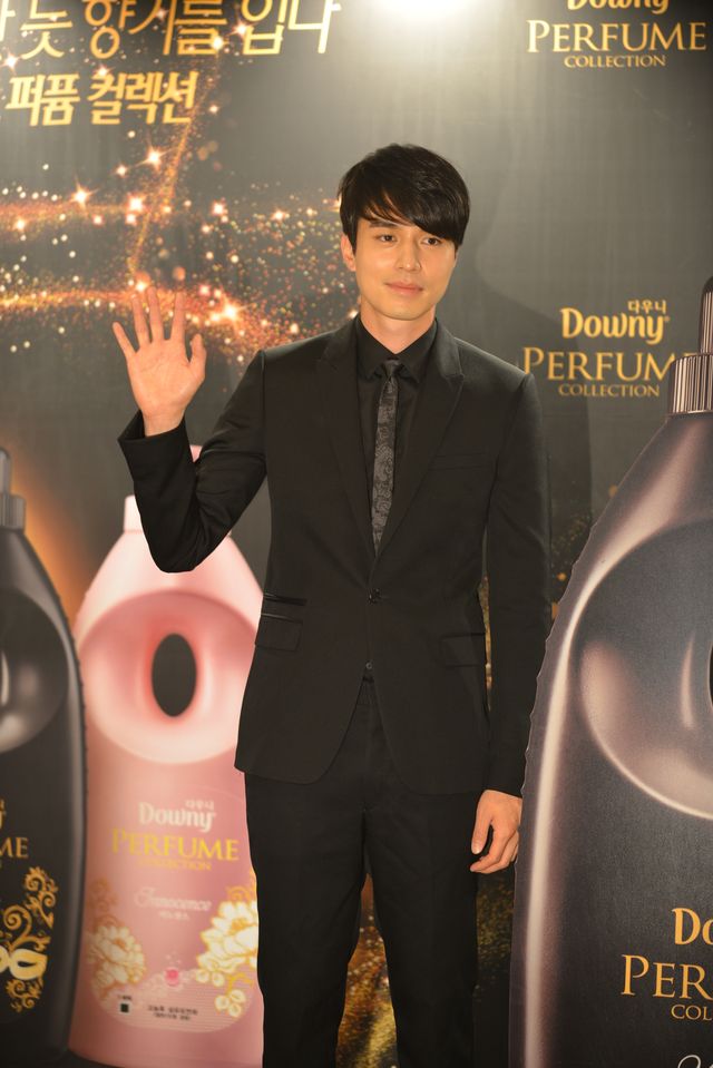 イ・ドンウク、柔軟剤の広告モデルに！黒一色のスーツ姿で登場＜韓国JPICTURES＞（7枚目）