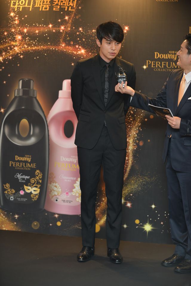 イ・ドンウク、柔軟剤の広告モデルに！黒一色のスーツ姿で登場＜韓国JPICTURES＞（8枚目）