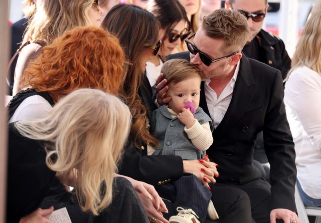 「ウォーク・オブ・フェイム」記念セレモニーでのマコーレー・カルキンと婚約者＆2人の息子：フォトギャラリー