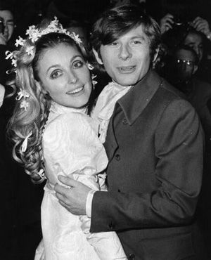 これは1968年、結婚式でのロマン・ポランスキー監督とシャロン・テートの写真