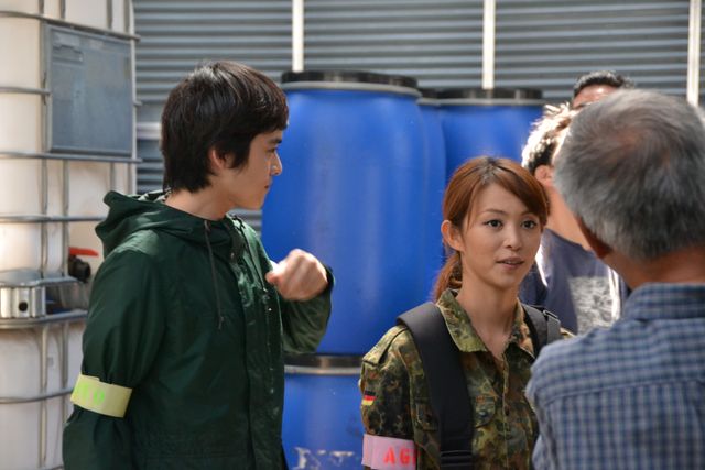 岩佐真悠子、セクシー衣装でサバゲーに奮闘！　フォトギャラリー：フォトギャラリー