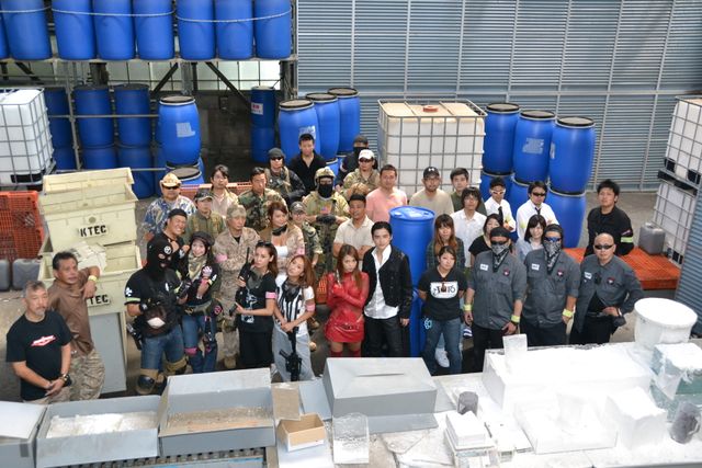 岩佐真悠子、セクシー衣装でサバゲーに奮闘！　フォトギャラリー（3枚目）