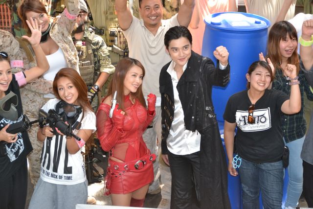 岩佐真悠子、セクシー衣装でサバゲーに奮闘！　フォトギャラリー（5枚目）