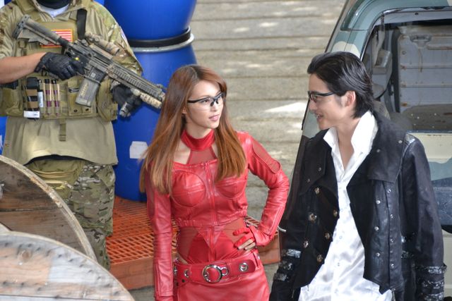 岩佐真悠子、セクシー衣装でサバゲーに奮闘！　フォトギャラリー（9枚目）