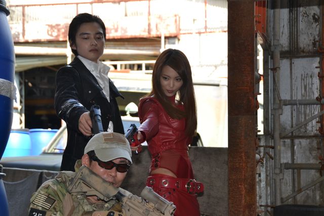 岩佐真悠子、セクシー衣装でサバゲーに奮闘！　フォトギャラリー（21枚目）