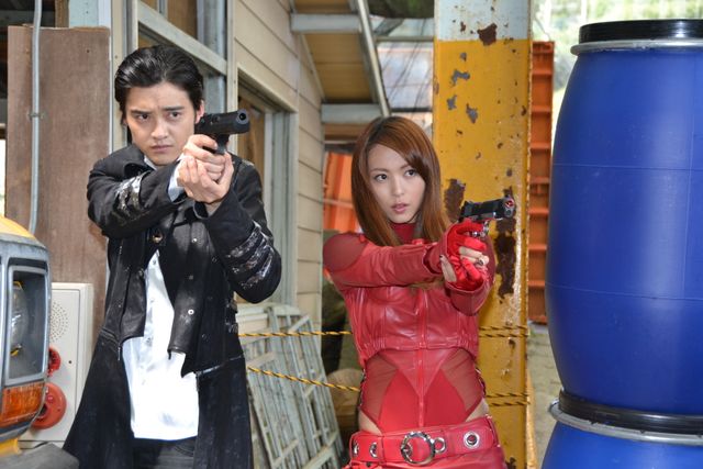 岩佐真悠子、セクシー衣装でサバゲーに奮闘！　フォトギャラリー（26枚目）