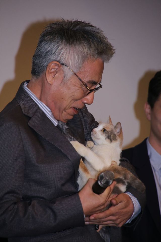 染谷将太＆北乃きい、おっとり女優猫にメロメロ！映画『先生と迷い猫』初日舞台あいさつフォトギャラリー！（11枚目）