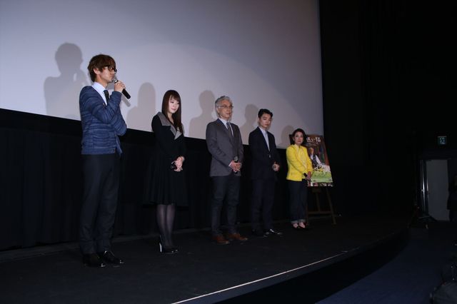 染谷将太＆北乃きい、おっとり女優猫にメロメロ！映画『先生と迷い猫』初日舞台あいさつフォトギャラリー！（14枚目）