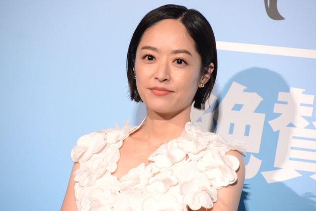 井上真央の輝く美しさ！華やかな白ドレスで魅了『サンセット・サンライズ』初日舞台あいさつ（6枚目）