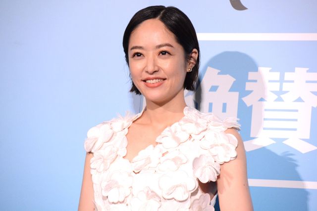 井上真央の輝く美しさ！華やかな白ドレスで魅了『サンセット・サンライズ』初日舞台あいさつ（8枚目）