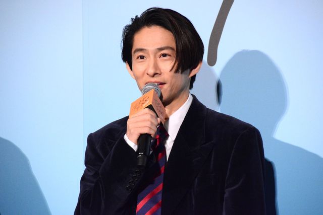 井上真央の輝く美しさ！華やかな白ドレスで魅了『サンセット・サンライズ』初日舞台あいさつ（9枚目）