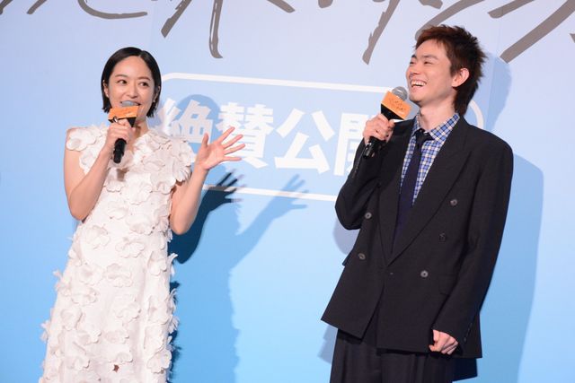 井上真央の輝く美しさ！華やかな白ドレスで魅了『サンセット・サンライズ』初日舞台あいさつ（11枚目）