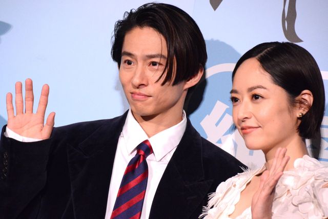 井上真央の輝く美しさ！華やかな白ドレスで魅了『サンセット・サンライズ』初日舞台あいさつ（12枚目）