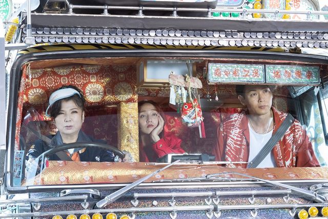 デコトラに乗る八代亜紀『スーパー戦闘　純烈ジャー』第2弾場面写真（4枚目）