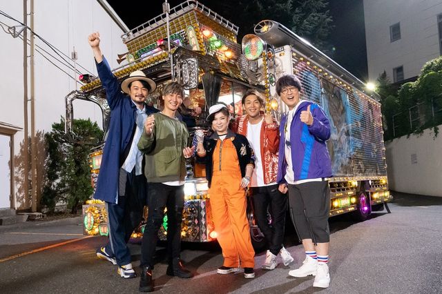 デコトラに乗る八代亜紀『スーパー戦闘　純烈ジャー』第2弾場面写真（7枚目）