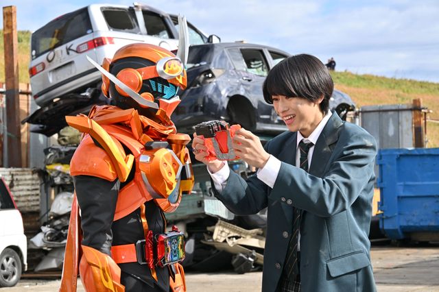 「仮面ライダーガッチャード」新たな姿ファイヤーガッチャード誕生！第18話場面カット（3枚目）