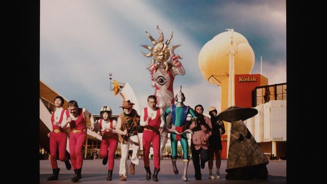 でたらめ加減がスケールアップ！映画『タローマン』場面写真（2枚目）